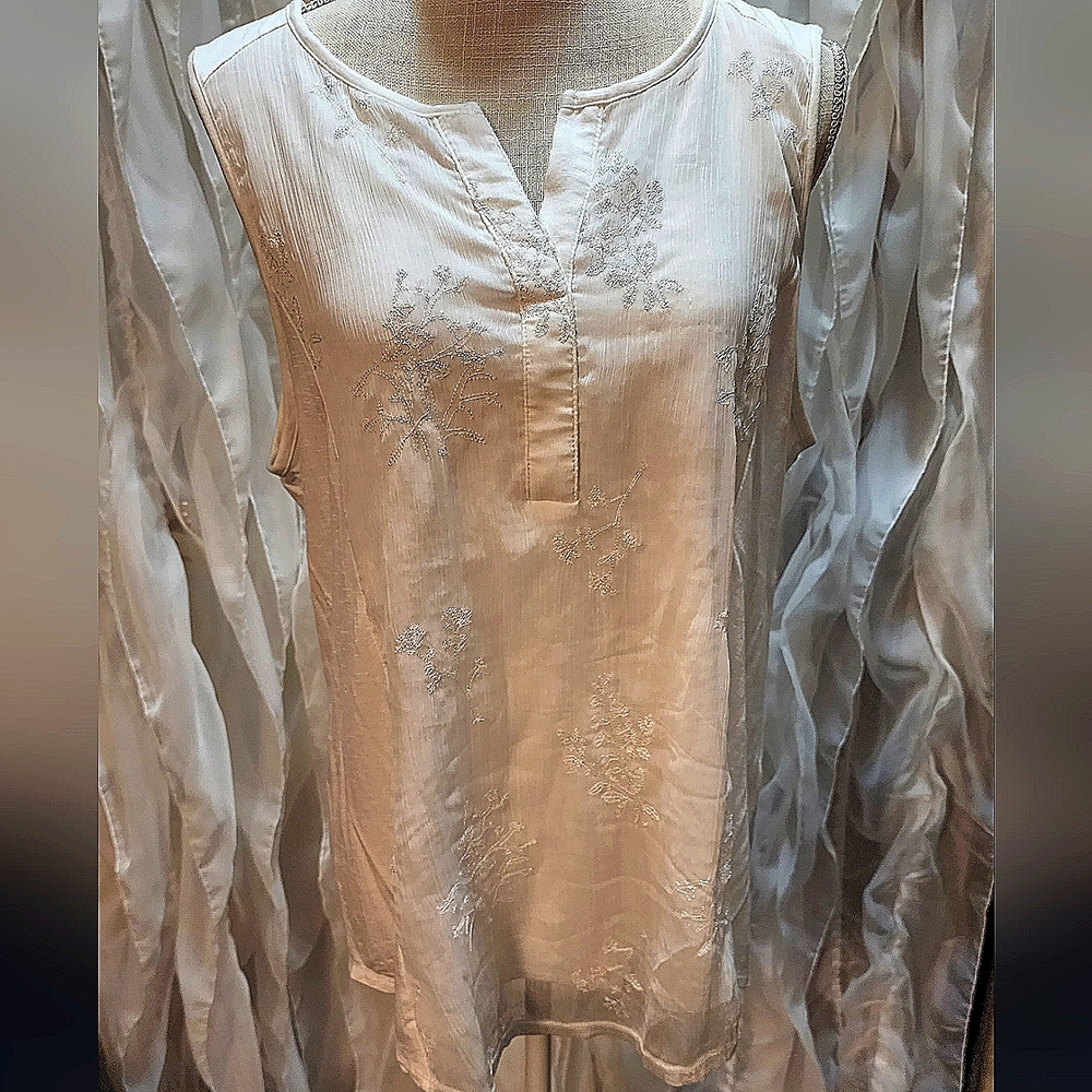 ❌❌ SOLD ❌❌ GORGEOUS Embroidered White Sleeveless Blouse V neck stretch, XL  NWOT